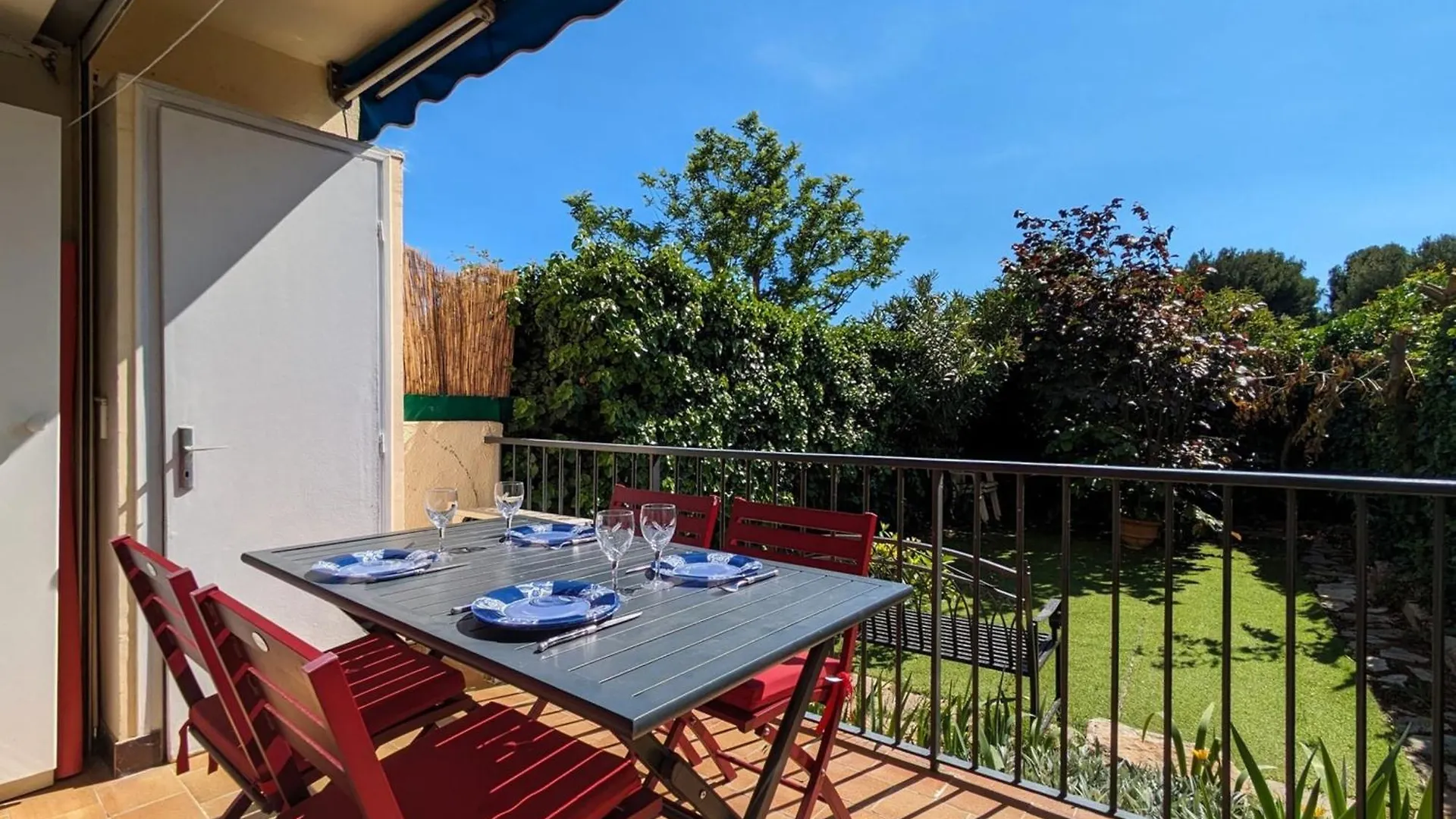 Nice T2 With Terrace In Saint-Cyr-Sur-Mer location